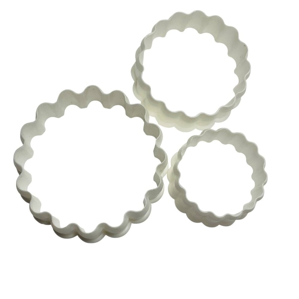 Scalloped Round Plastic Cookie Biscuit Cutters Stackable Set Of 3